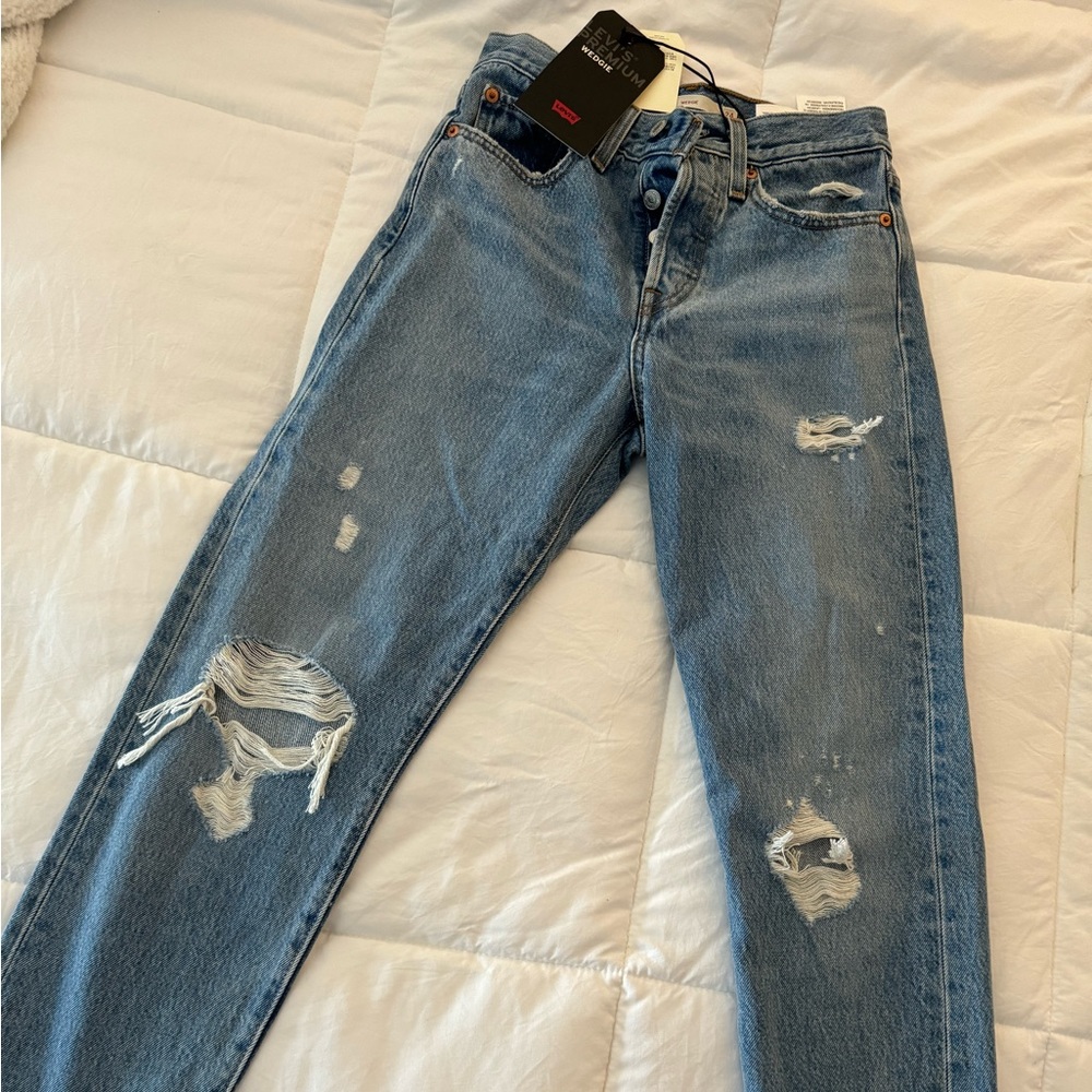 Levi distressed Wedgie Jeans sz 24